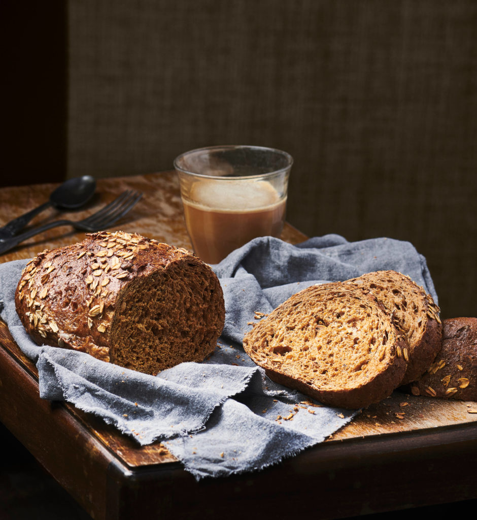 Madbillede af brød og kaffe